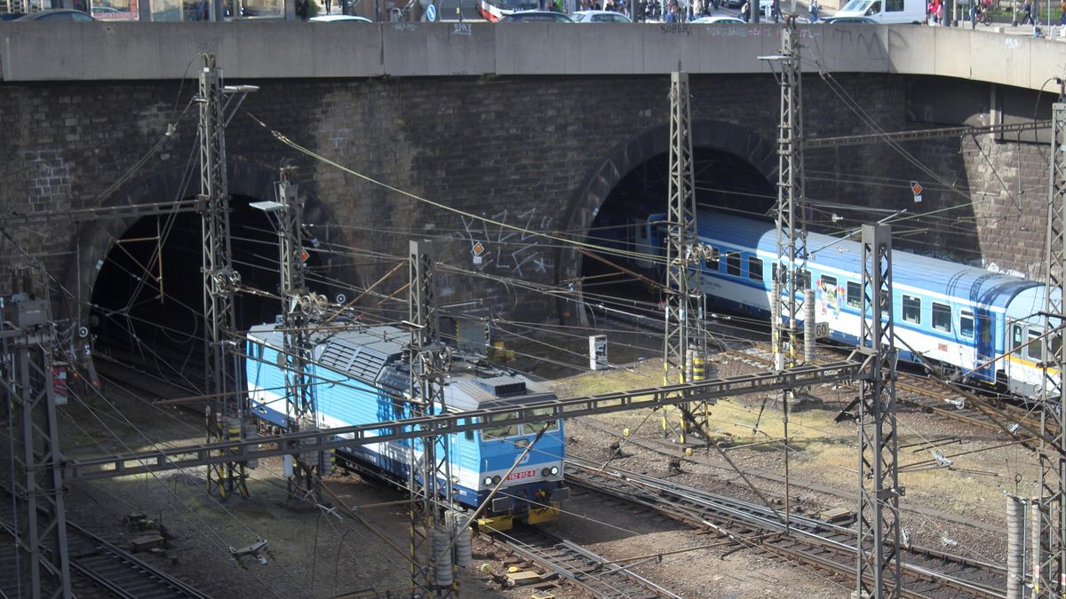 V tunelu u pražského nádraží našli tělo cizince